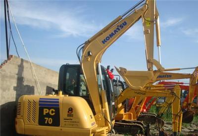 二手挖掘機選購指南 上海功勤工程機械為您提供全國包運的優質二手60、70、120、200型挖掘機